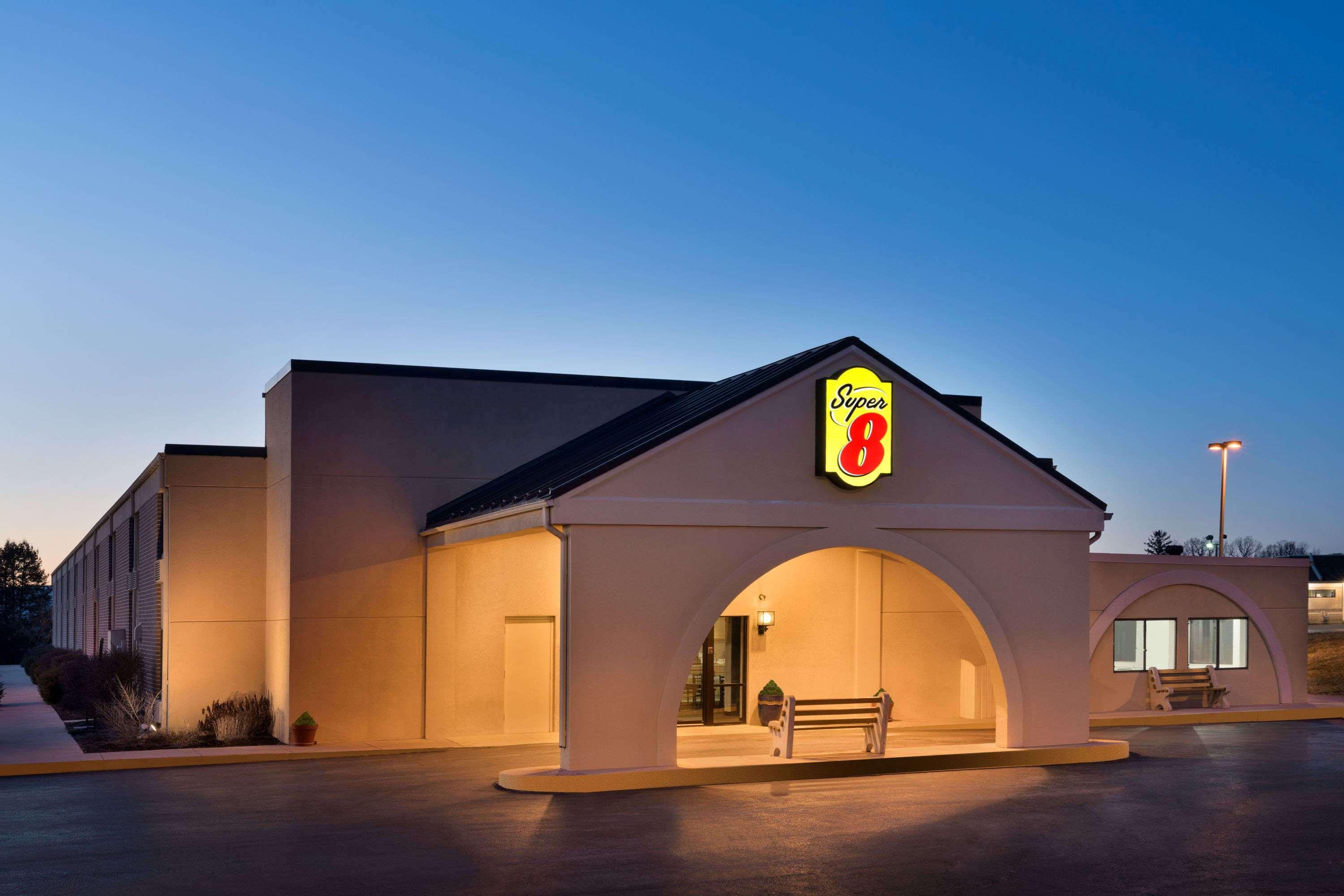 Super 8 By Wyndham Chambersburg I-81 Hotel Exterior photo